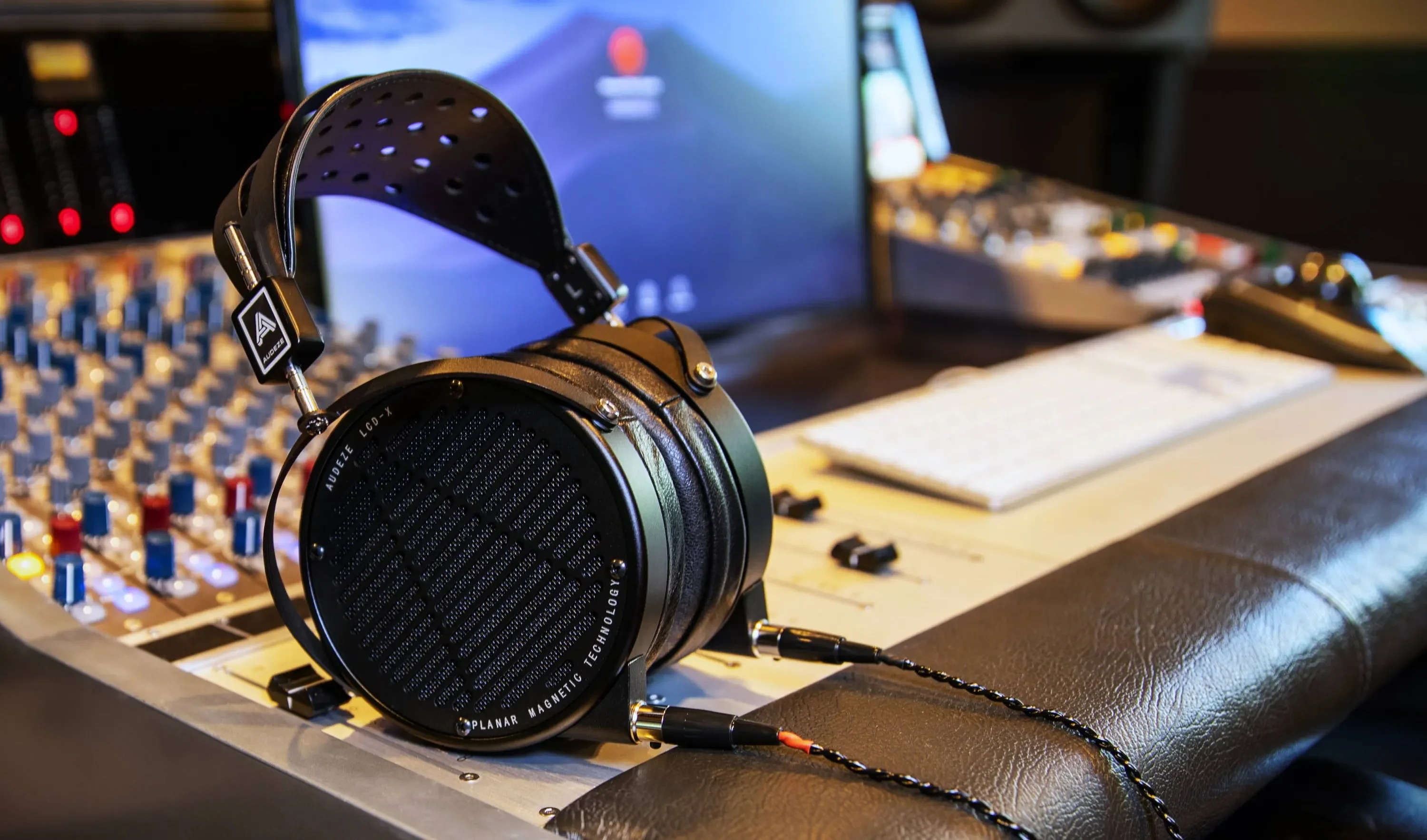 Audeze LCD-X Over Ear Open Back Headphone Creator Package with Carry Case - Image 4