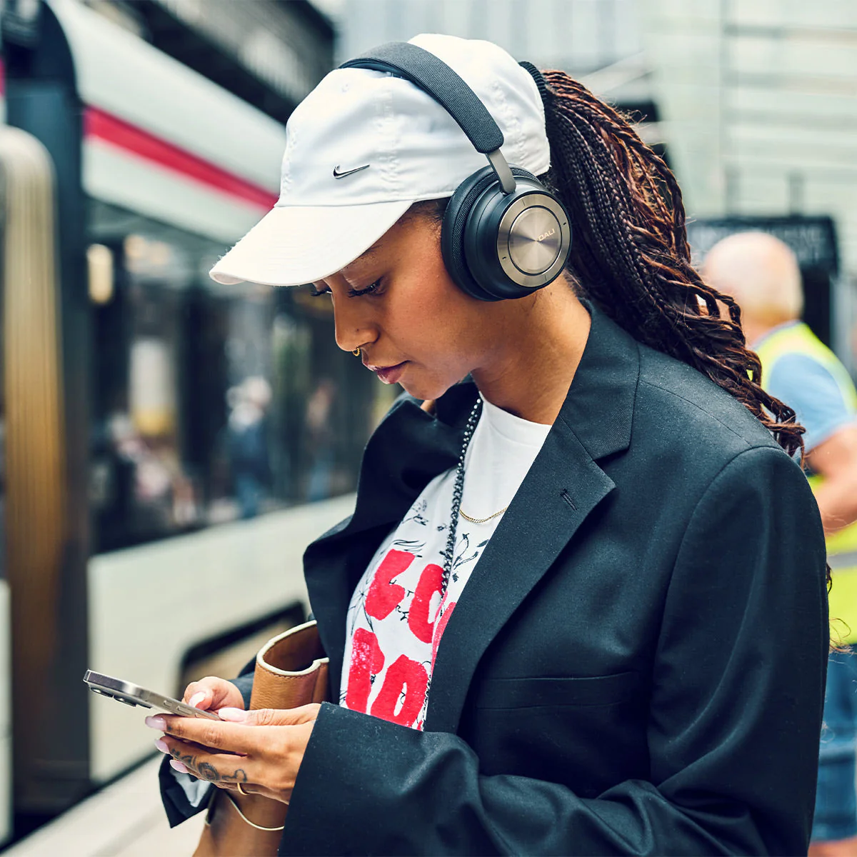 DALI IO-8 Wireless Noise Cancelling Headphones - Image 12