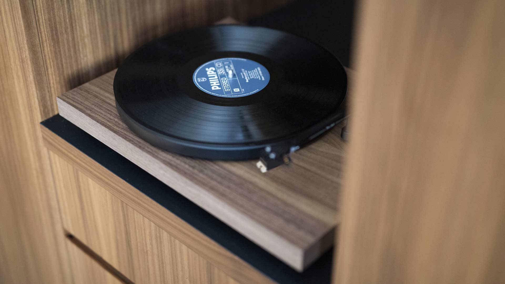 Pro-Ject Debut Carbon EVO Turntable with Sumiko Rainier Cartridge - Image 10