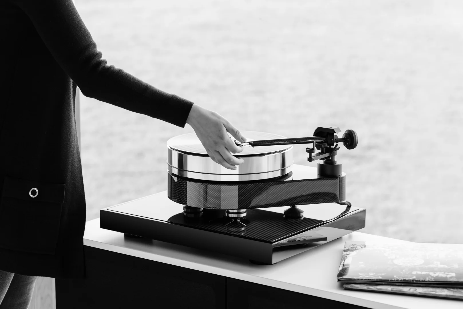 Pro-Ject RPM 10 Carbon Turntable (Carbon Fiber) - Image 2