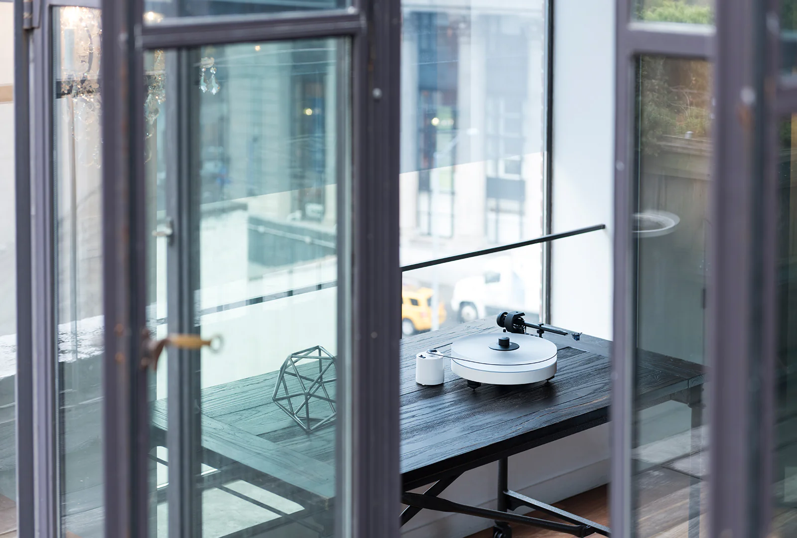 Pro-Ject RPM 5 Carbon Turntable / Sumiko Amethyst Cartridge - Image 4