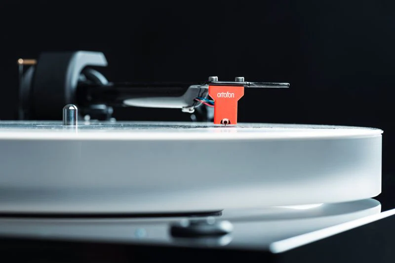 Pro-Ject X2 B Manual Belt Drive Turntable w/ Ortofon Quintet Red Cartridge - Image 8