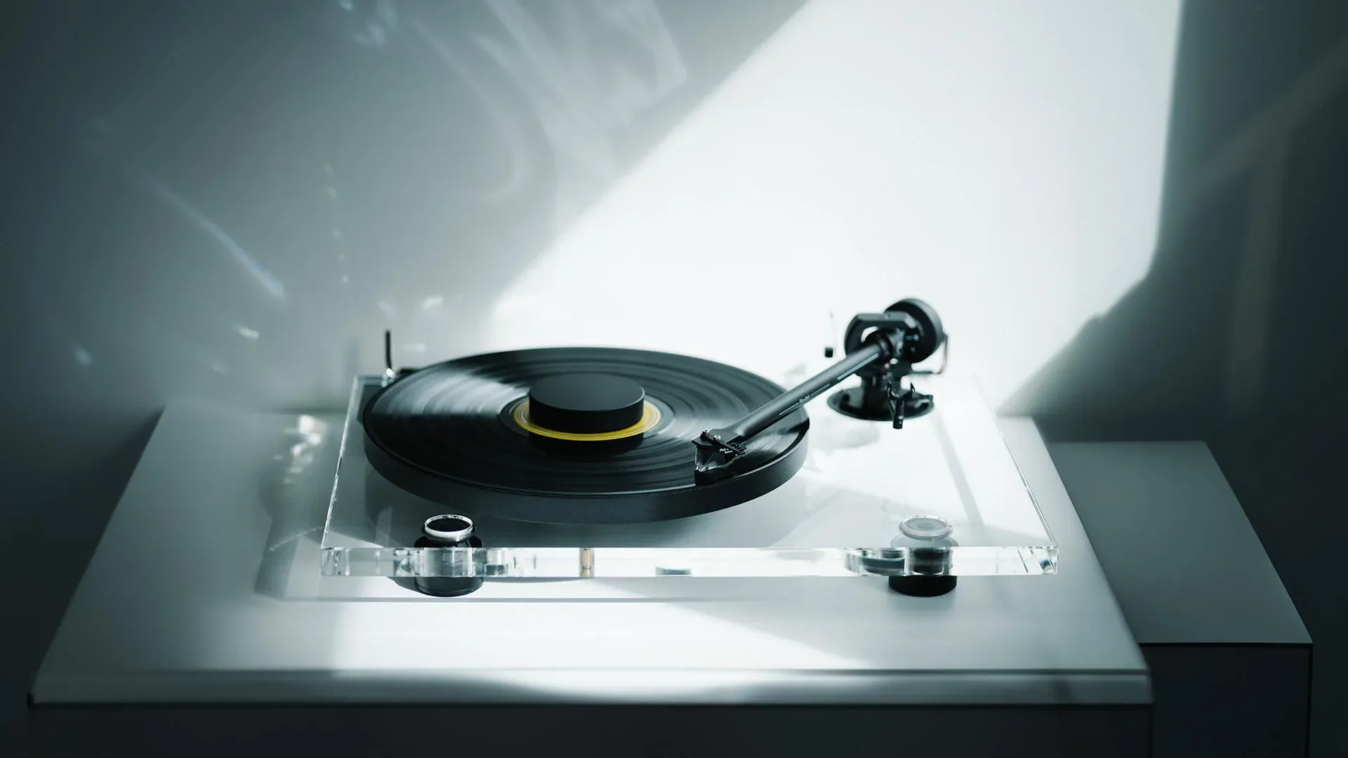Pro-Ject XA B Balanced Clear Acrylic Turntable w/ Pick it PRO B Cartridge (Clear Acrylic) - Image 3