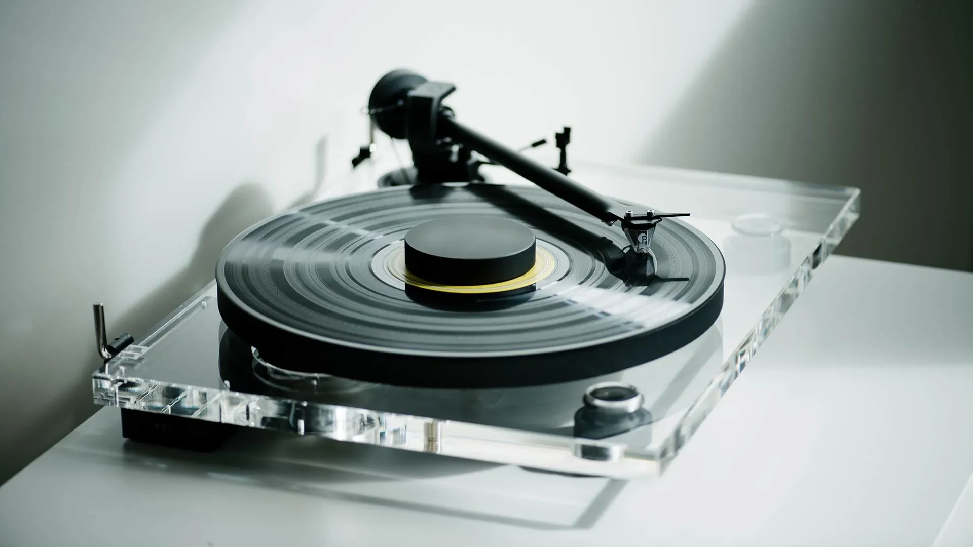 Pro-Ject XA B Balanced Clear Acrylic Turntable w/ Pick it PRO B Cartridge (Clear Acrylic) - Image 4
