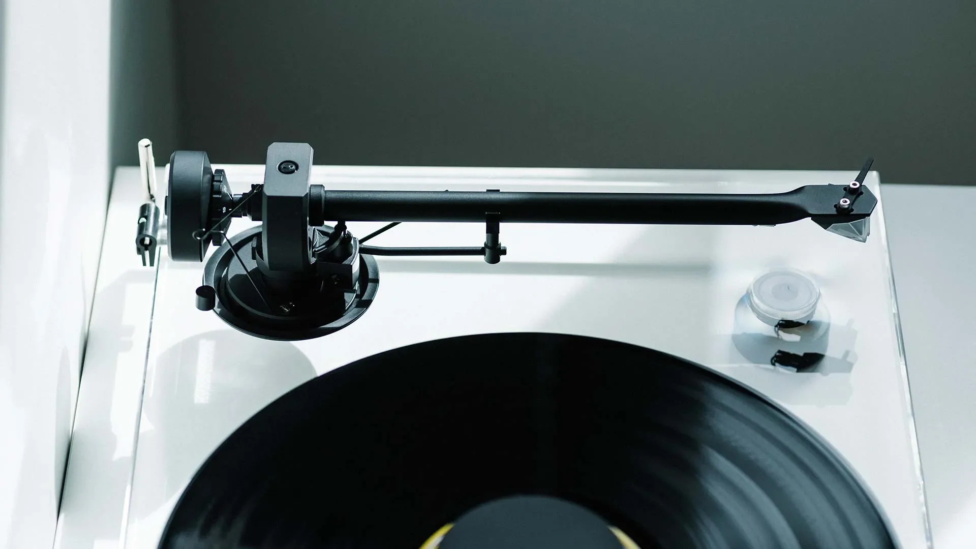 Pro-Ject XA B Balanced Clear Acrylic Turntable w/ Pick it PRO B Cartridge (Clear Acrylic) - Image 5