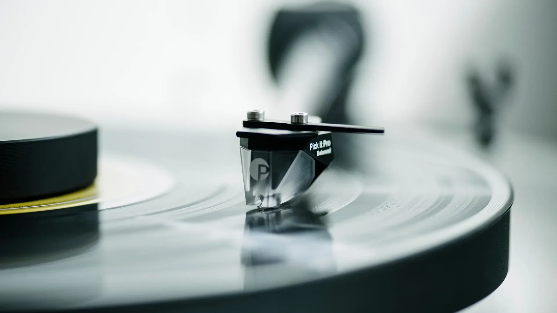 Pro-Ject XA B Balanced Clear Acrylic Turntable w/ Pick it PRO B Cartridge (Clear Acrylic) - Image 6