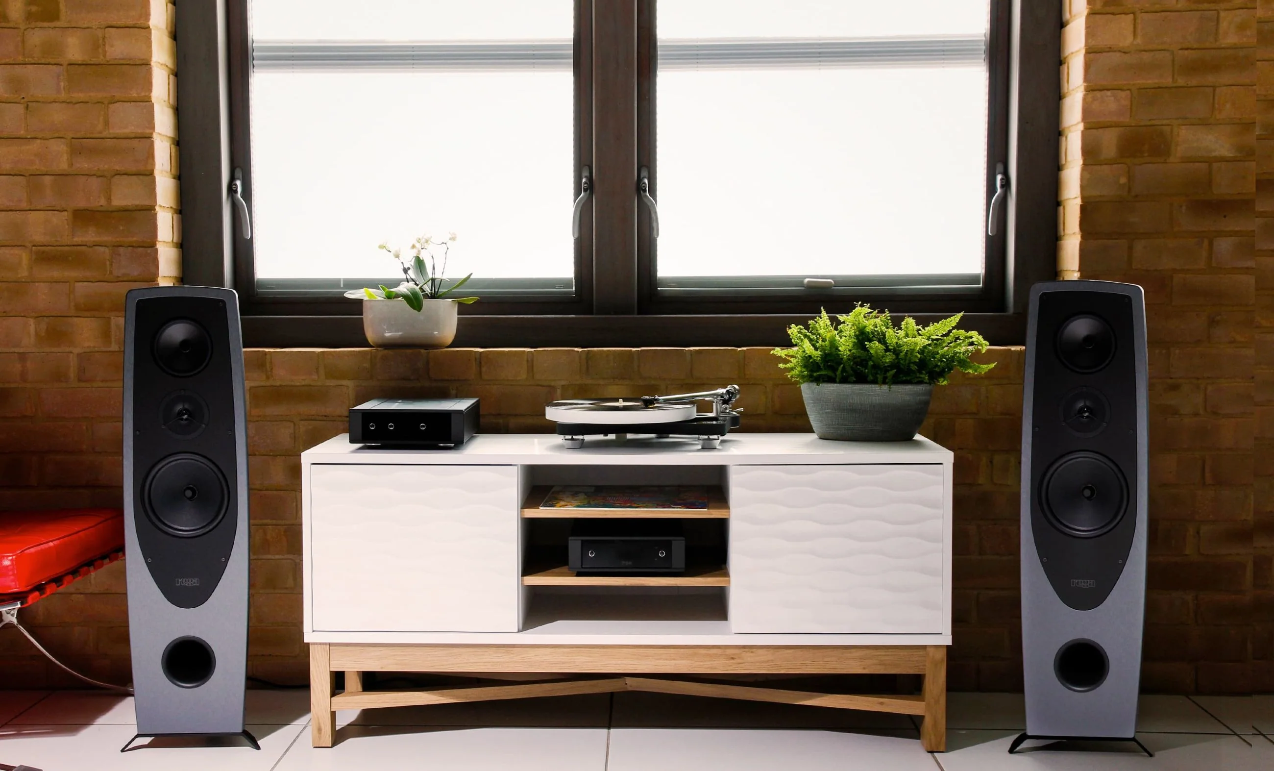 Rega Naia Reference Turntable - Image 4